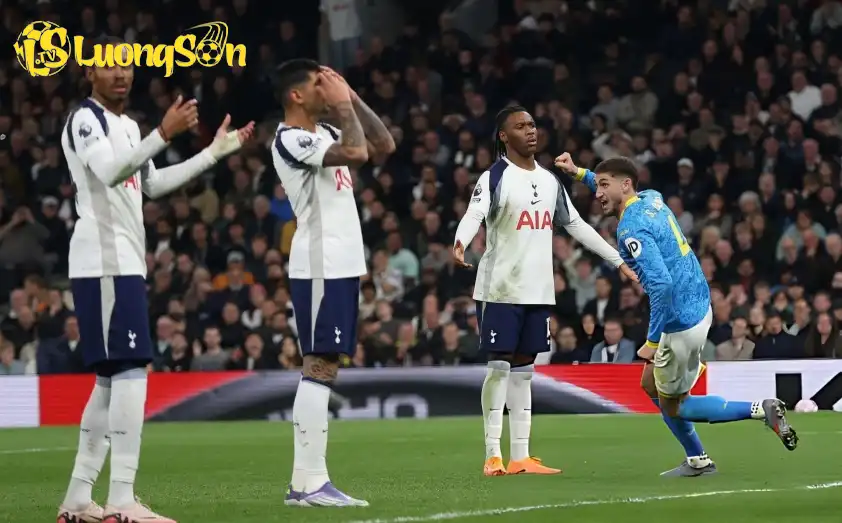 Wolves vượt lên dẫn trước Tottenham