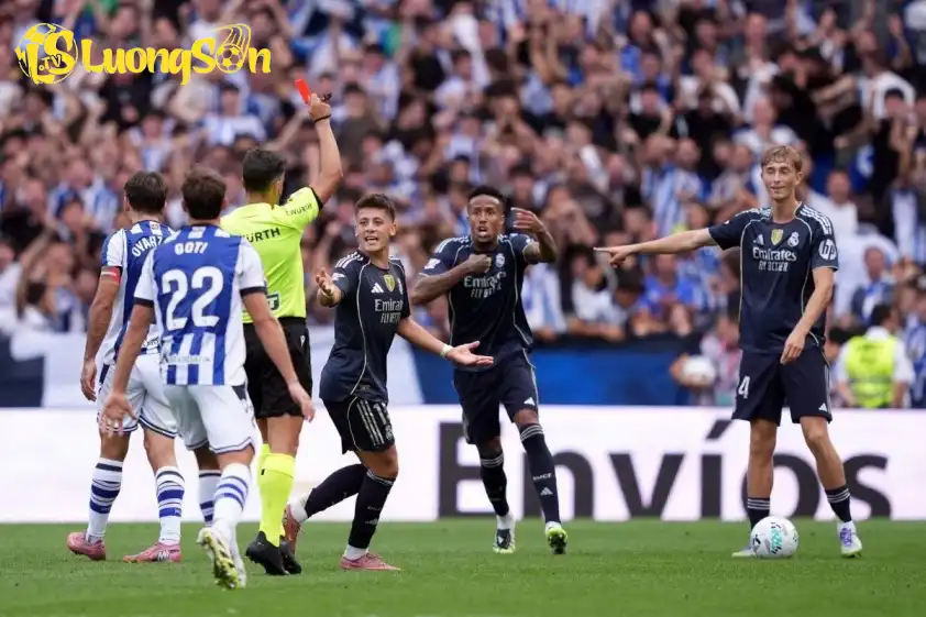 VAR không xem lại tình huống Dean Huijsen nhận thẻ đỏ trực tiếp (Ảnh: Madrid Universal). VAR không xem lại tình huống Dean Huijsen nhận thẻ đỏ trực tiếp (Ảnh: Madrid Universal).