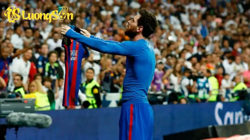 Cú phơi áo huyền thoại của Messi