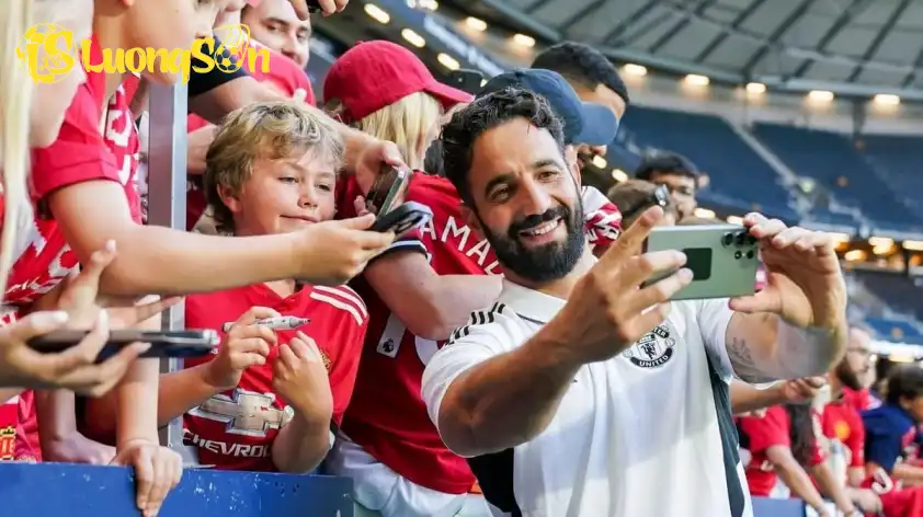 Ruben Amorim luôn nở nụ cười rạng rỡ tại Manchester United trong những tuần gần đây.