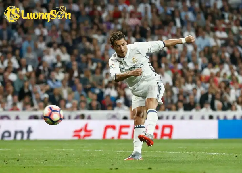 Ronaldo xếp thứ 5 trong danh sách các cầu thủ có nhiều bàn thắng nhất bằng chân trái